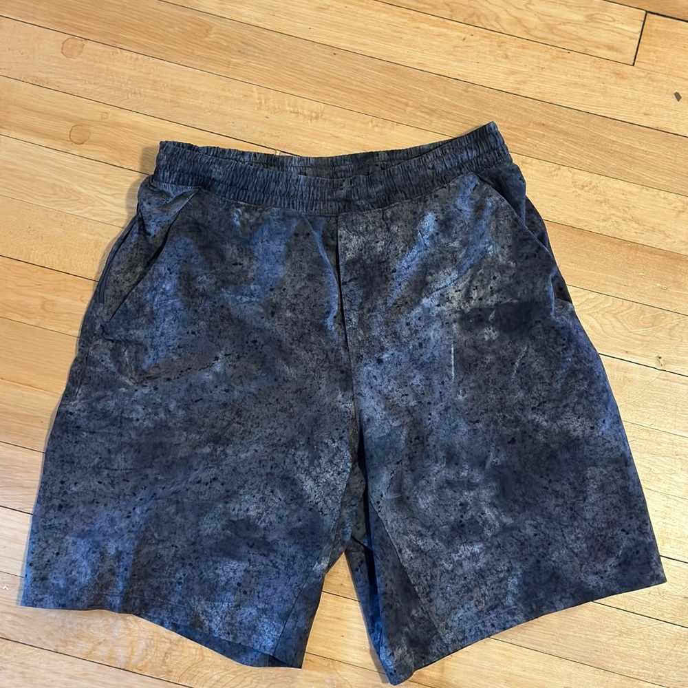 Men’s 7 inch Lululemon Speckled Gray Shorts